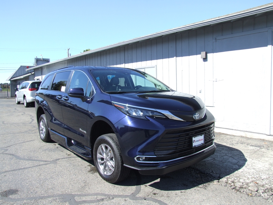 Used 2024 Toyota Sienna Hybrid XLE Plus - BraunAbility Side Entry In Floor Automatic Ramp