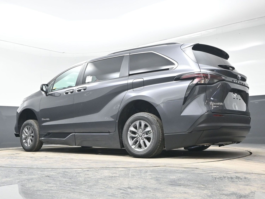 Grey Toyota Sienna image number 20