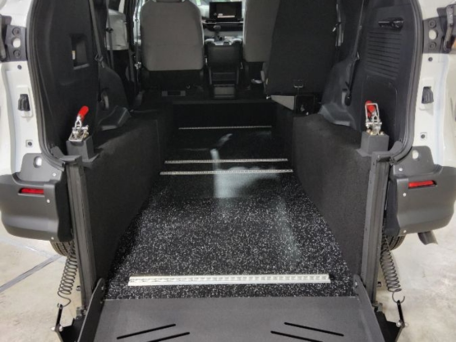 White Toyota Sienna image number 2