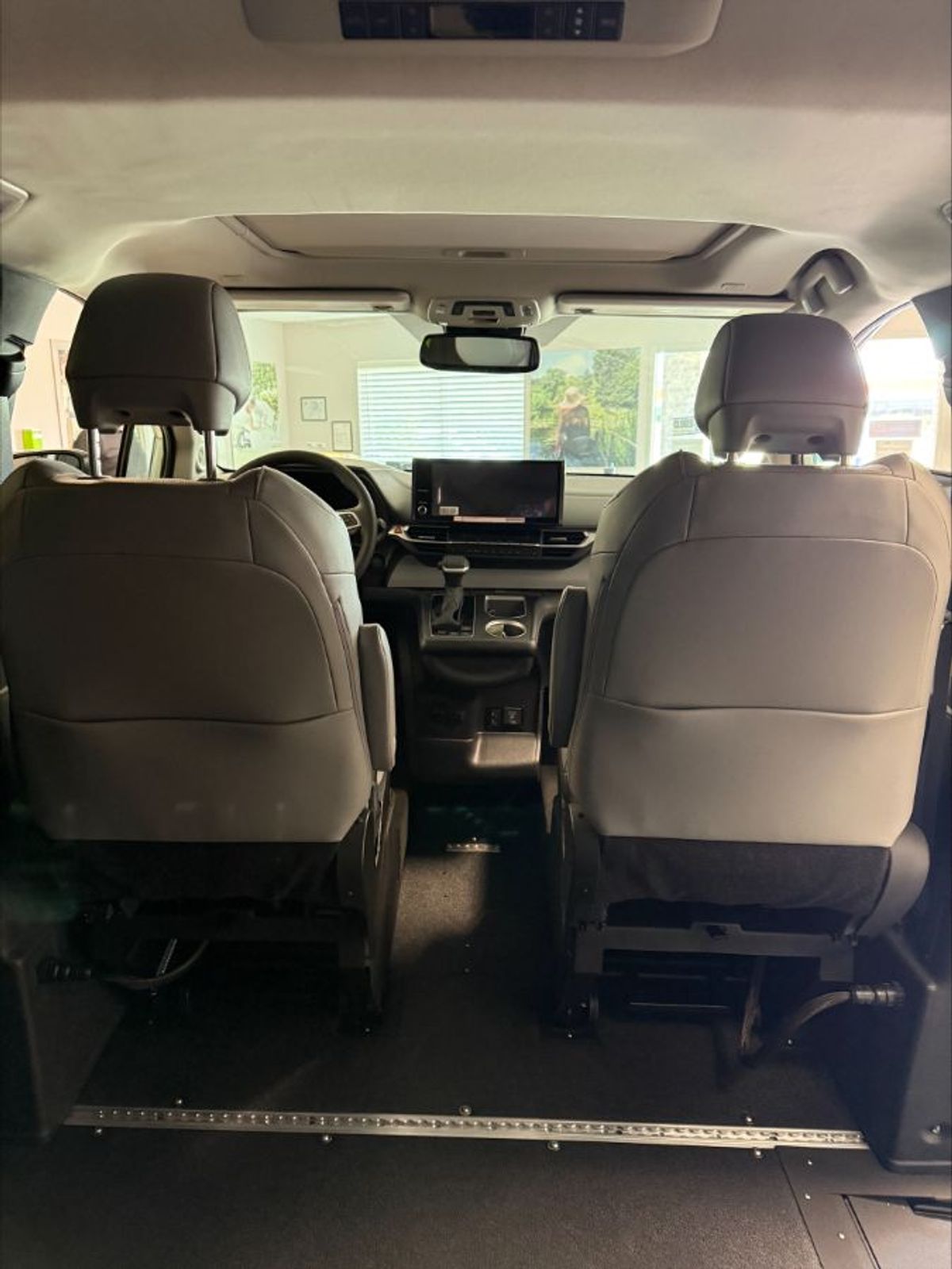 Silver Toyota Sienna image number 7