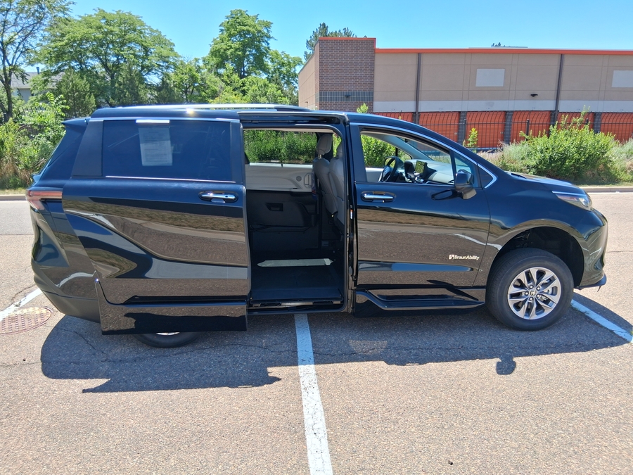 Black Toyota Sienna image number 5
