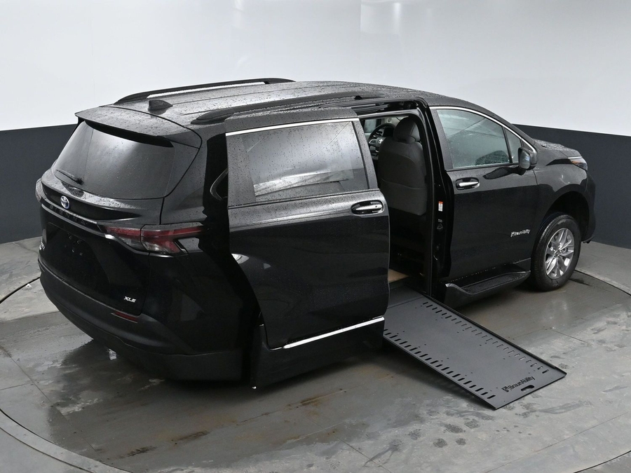 New 2025 Toyota Sienna Hybrid XLE Plus - BraunAbility Side Entry Entry In Floor Automatic Ramp