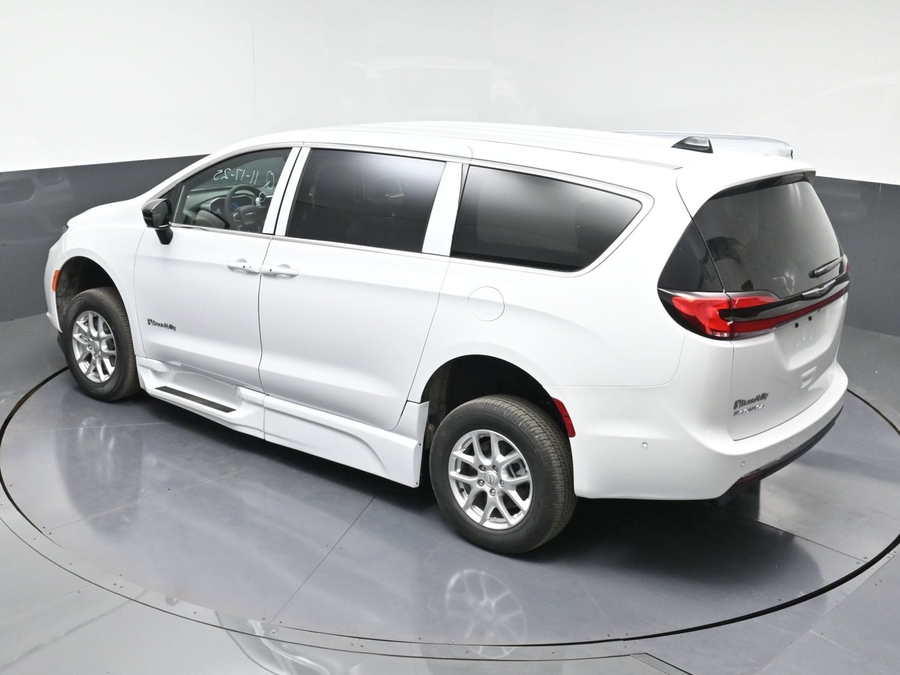 New 2025 Chrysler Pacifica Select Safety - BraunAbility Side Entry Entry In Floor Automatic Ramp