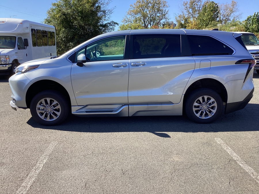 Silver Toyota Sienna image number 2