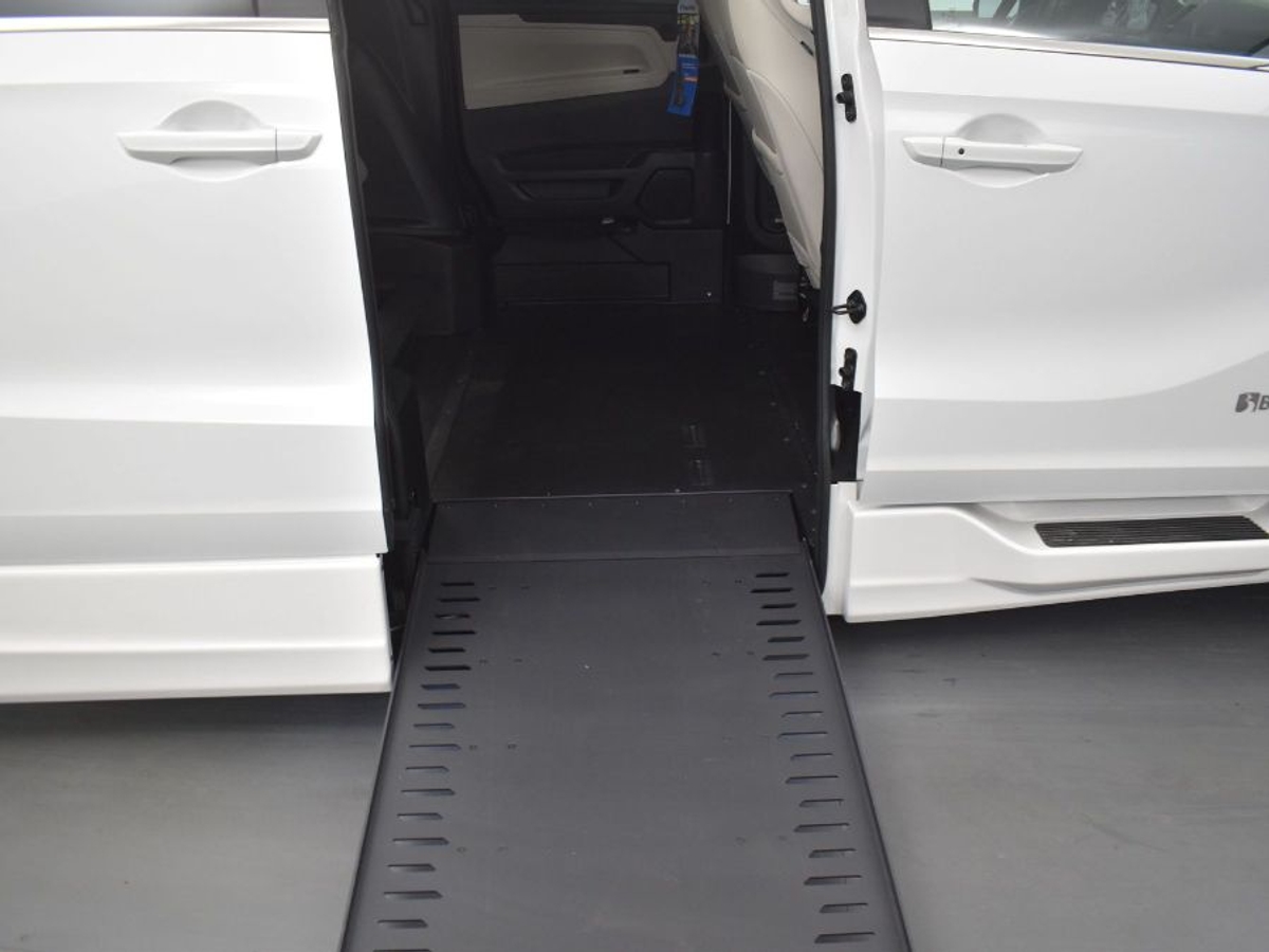 White Honda Odyssey image number 11