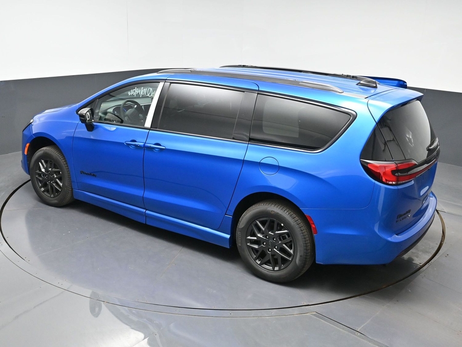 New 2027 Chrysler Pacifica Select Sport - BraunAbility Side Entry Fold Out Automatic Ramp
