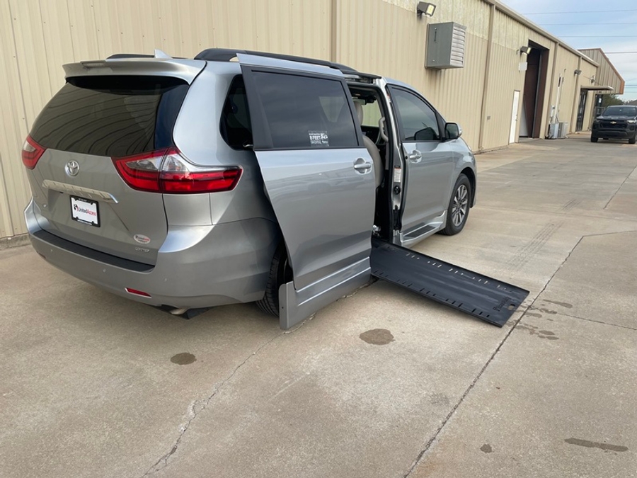 Used 2020 Toyota Sienna Limited Premium - BraunAbility Side Entry In Floor Automatic Ramp