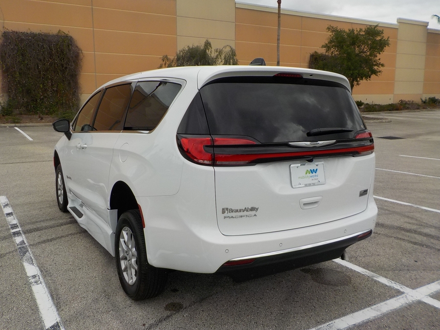 White Chrysler Pacifica image number 4