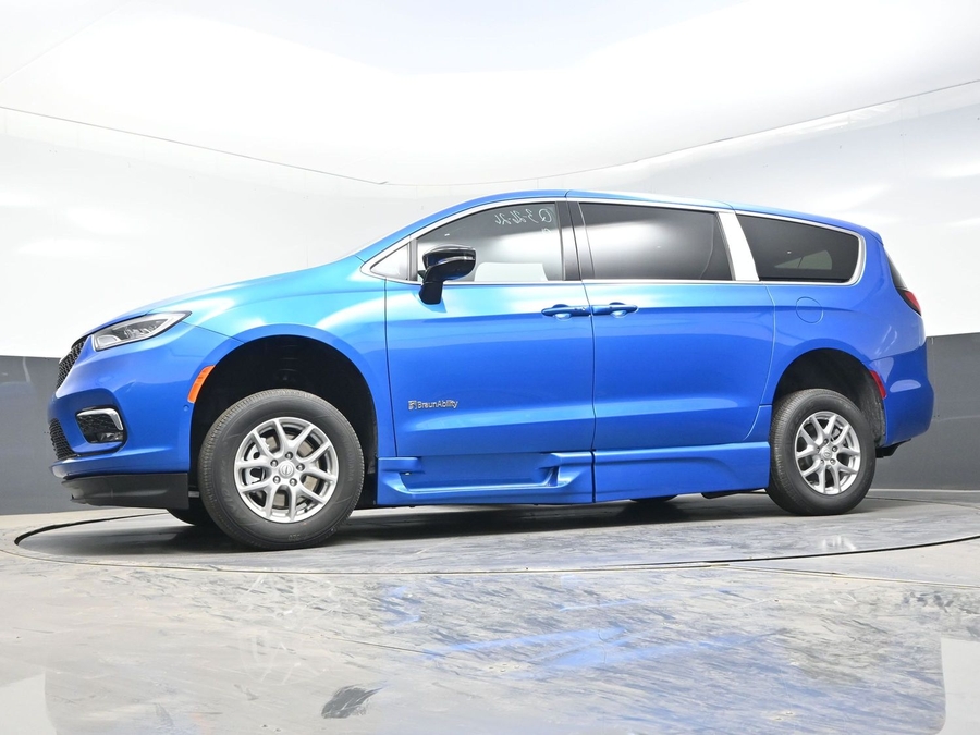 Blue Chrysler Pacifica image number 17