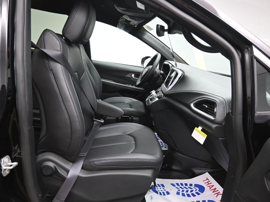 Black Chrysler Pacifica image number 8