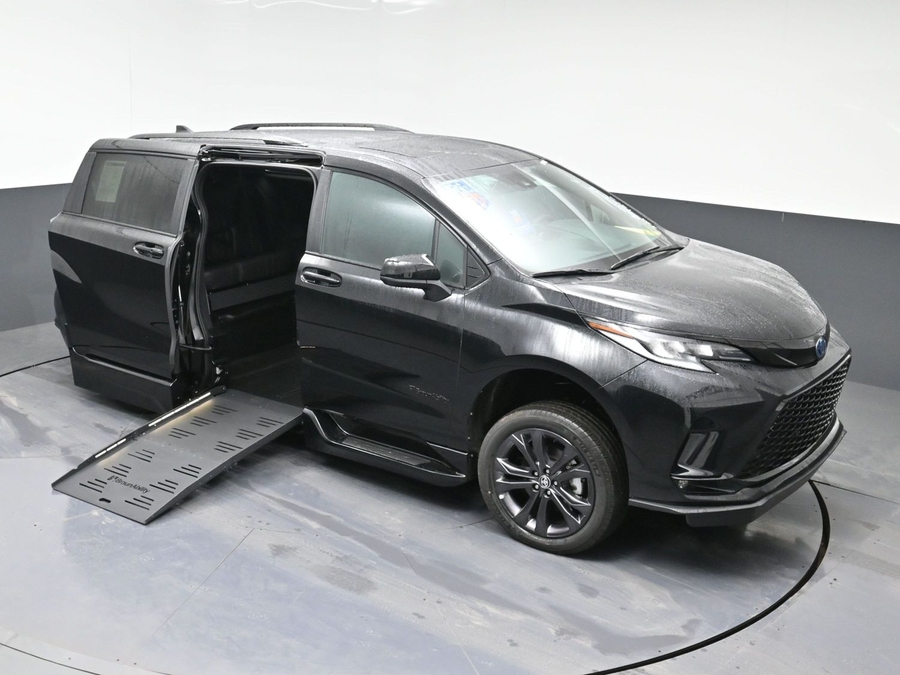 New 2025 Toyota Sienna Hybrid XSE Sport - BraunAbility Side Entry Entry Fold Out Automatic Ramp
