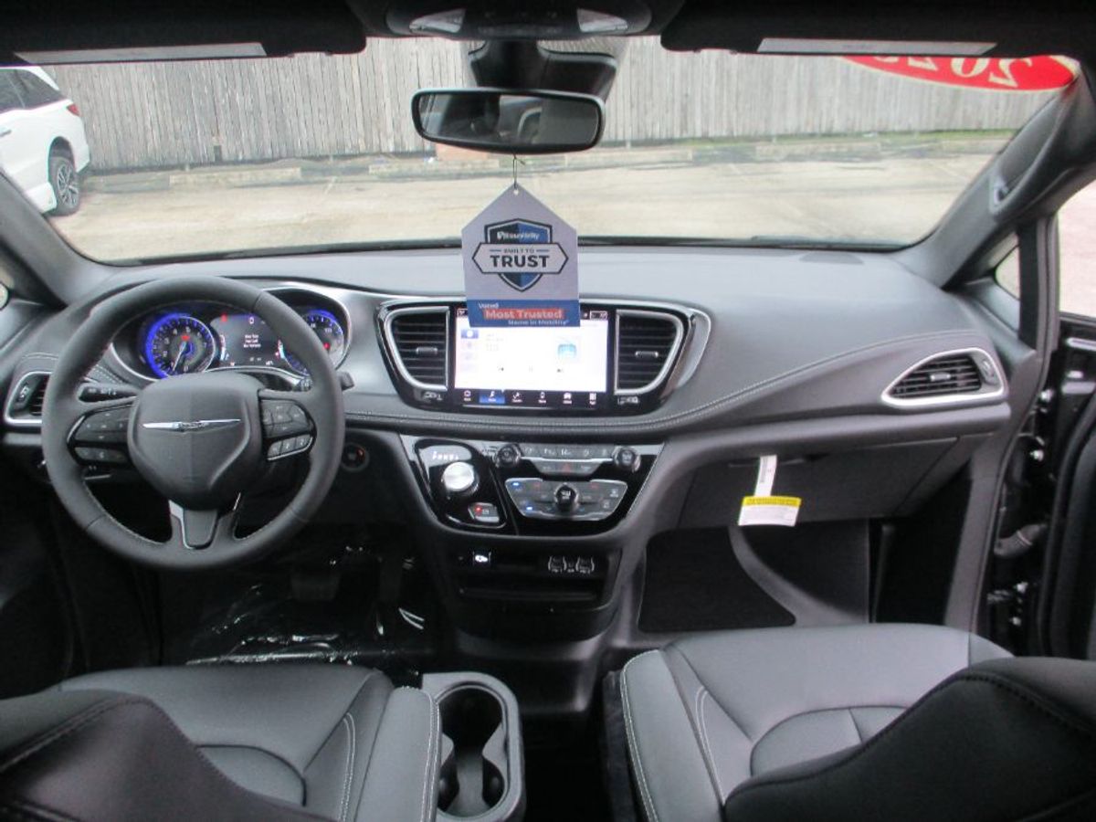 2023 CHRYSLER PACIFICA - Image 13