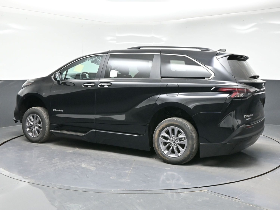 Black Toyota Sienna image number 1