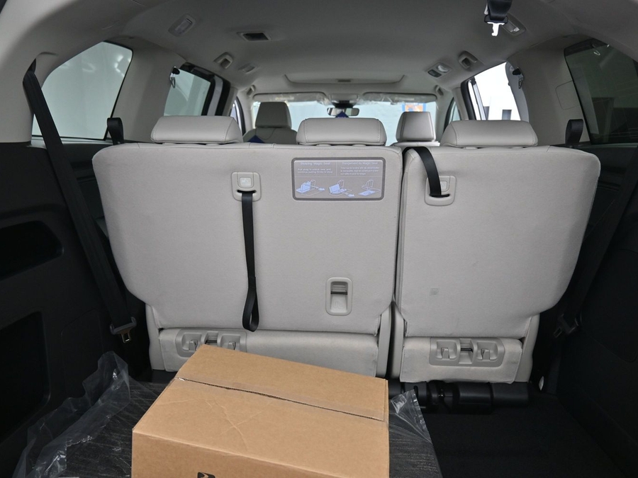 White Honda Odyssey image number 12