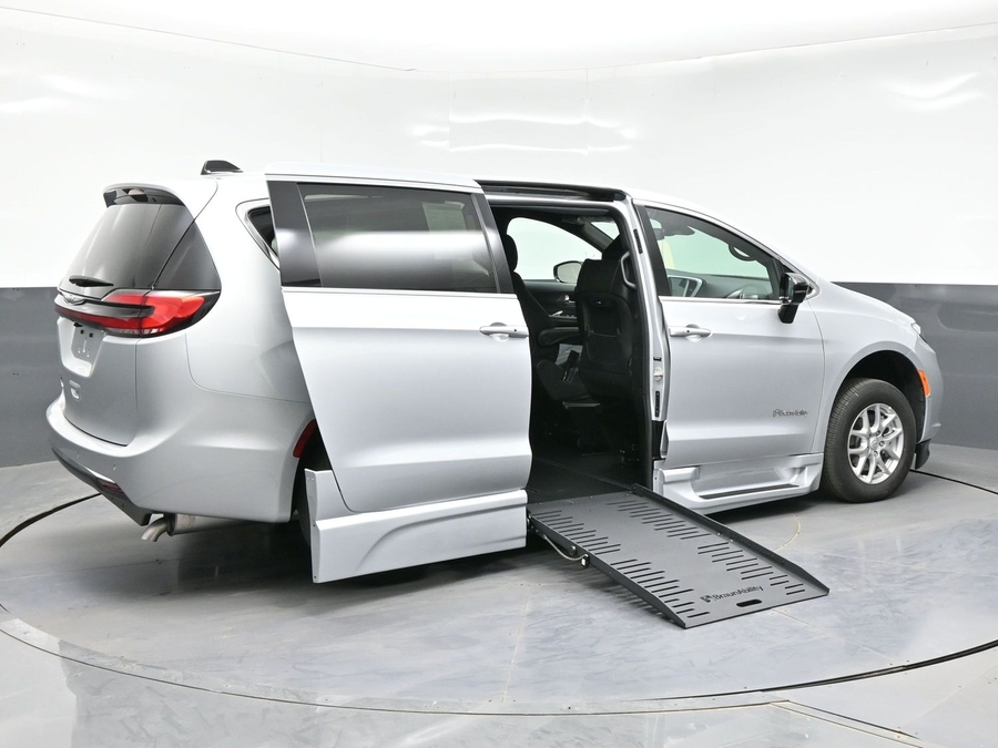 New 2026 Chrysler Pacifica Select Safety - BraunAbility Side Entry Fold Out Automatic Ramp
