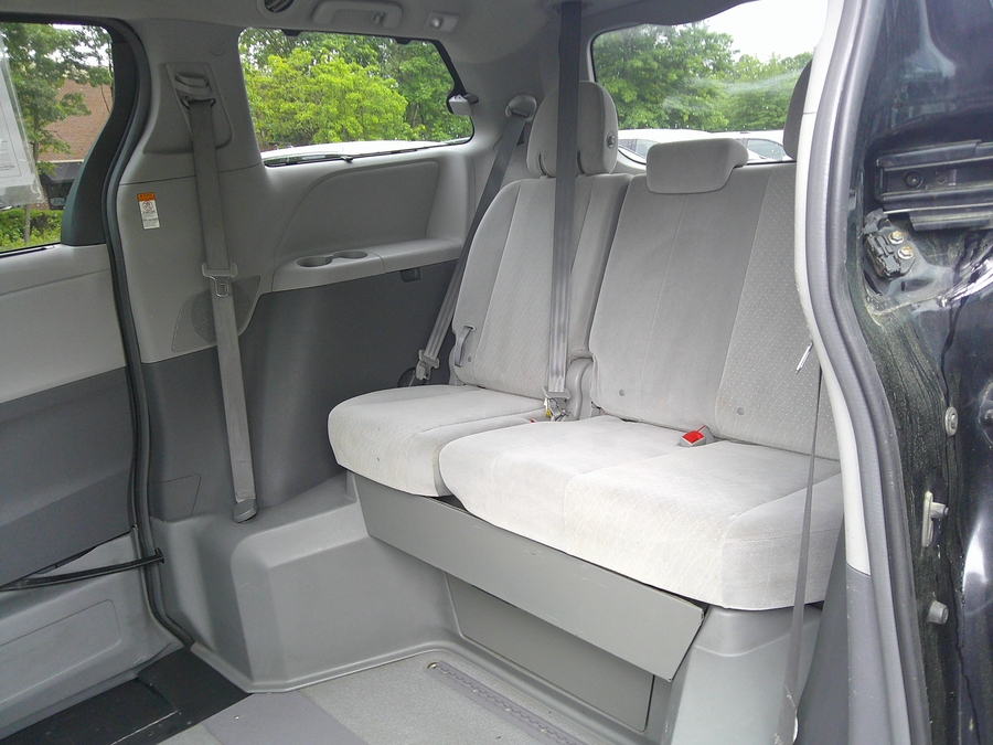 Imagen de la Toyota Sienna negra número 18