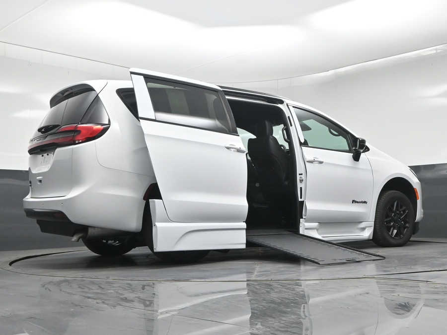 New 2027 Chrysler Pacifica Select Sport - BraunAbility Side Entry In Floor Automatic Ramp