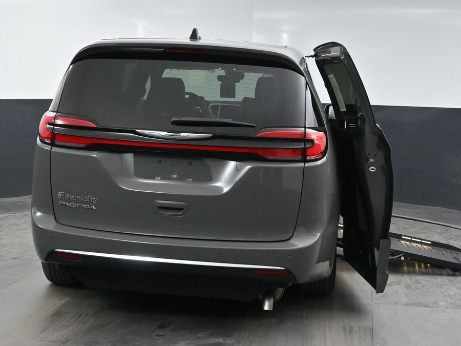 New 2025 Chrysler Pacifica Select Safety - BraunAbility Side Entry Entry Fold Out Automatic Ramp