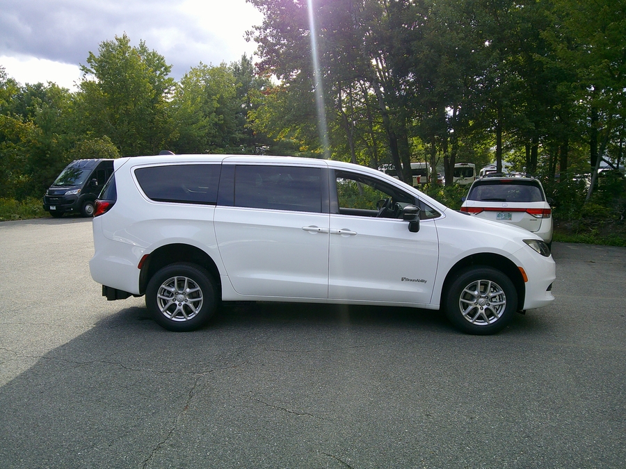 White Chrysler Voyager image number 5