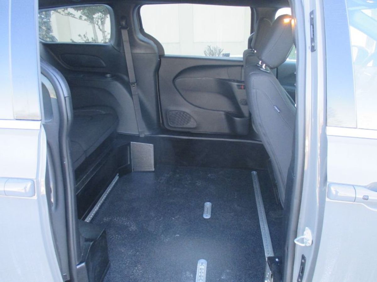 Grey Chrysler Pacifica image number 8