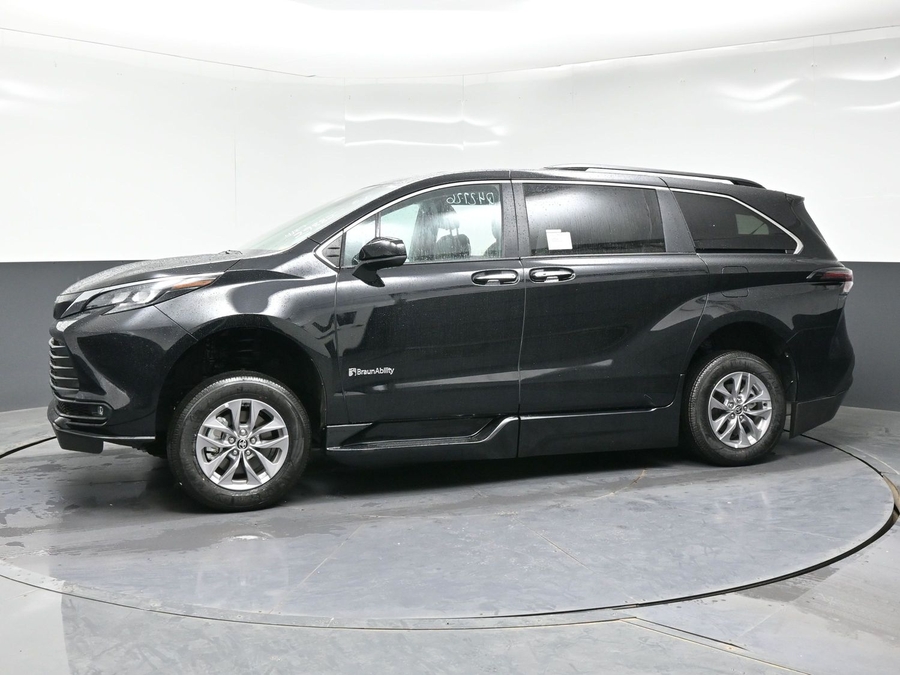 Black Toyota Sienna image number 2