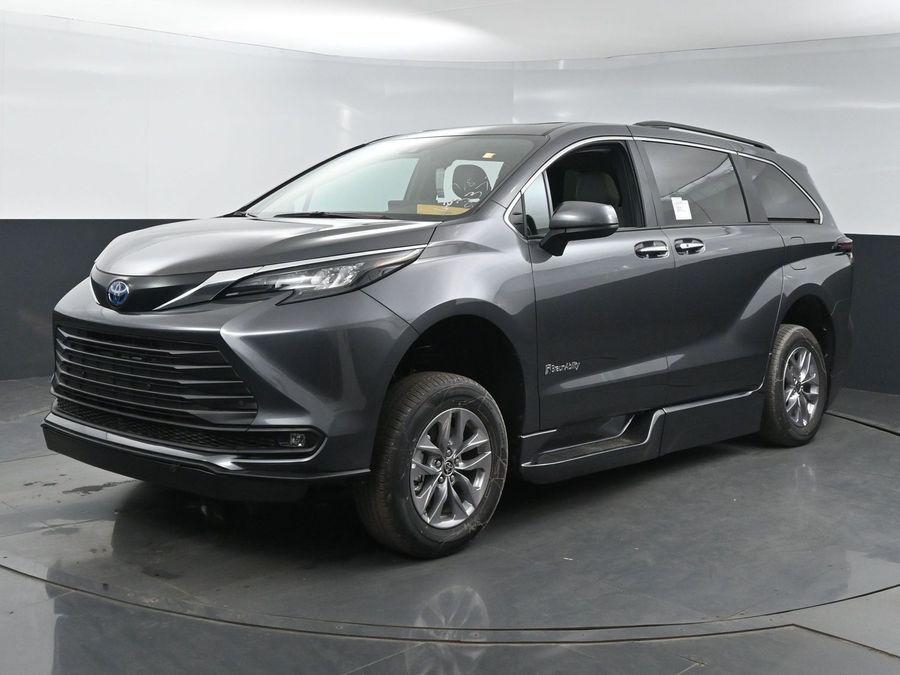 New 2025 Toyota Sienna Hybrid XLE Plus - BraunAbility Side Entry Entry In Floor Automatic Ramp