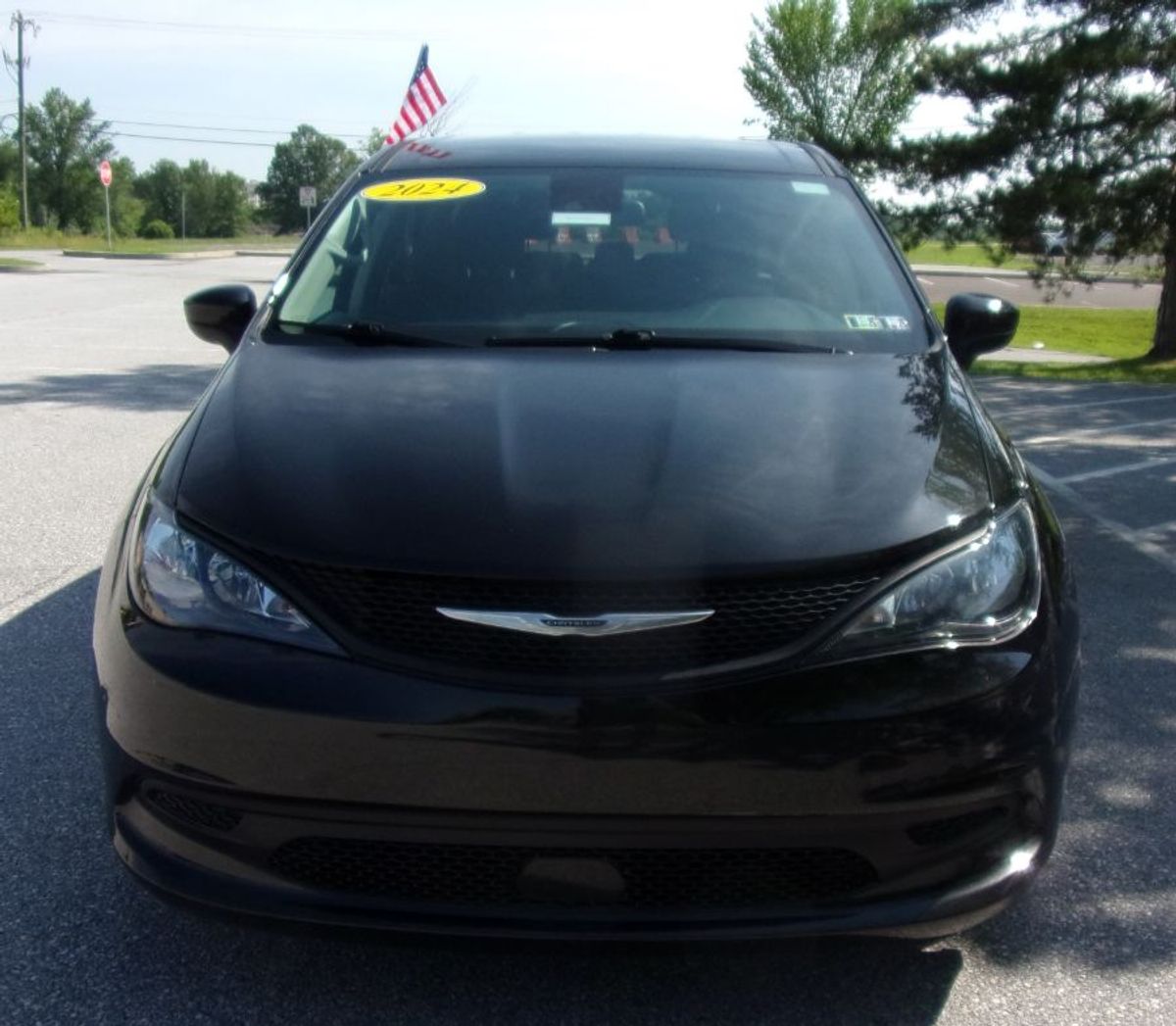 Black Chrysler Voyager image number 4
