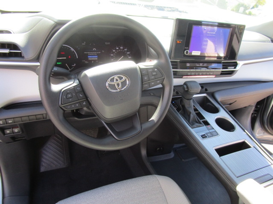 New 2026 Toyota Sienna Hybrid LE - Vantage Mobility Commercial Rear Entry Entry Fold Out Manual Ramp