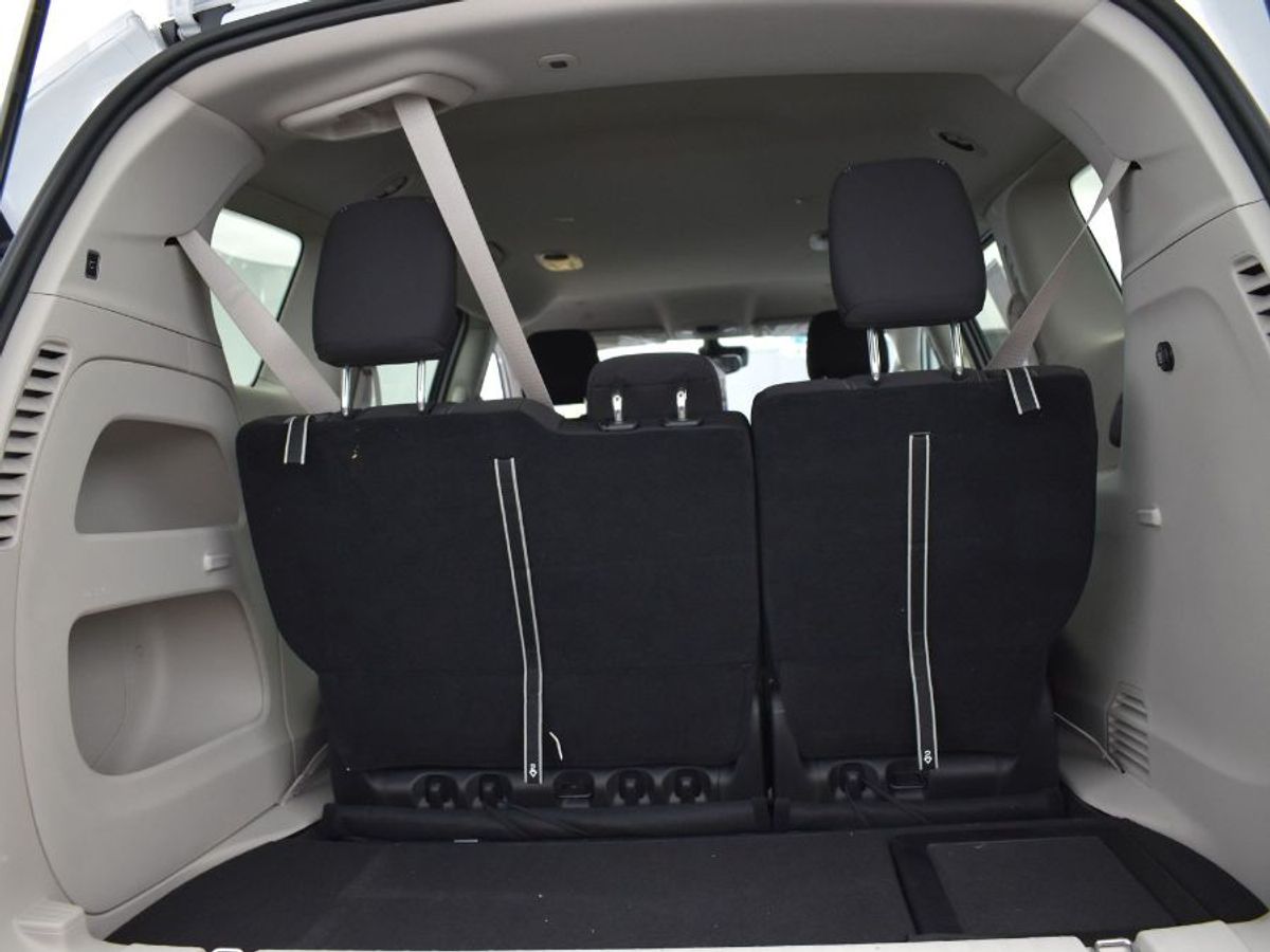 White Chrysler Voyager image number 7