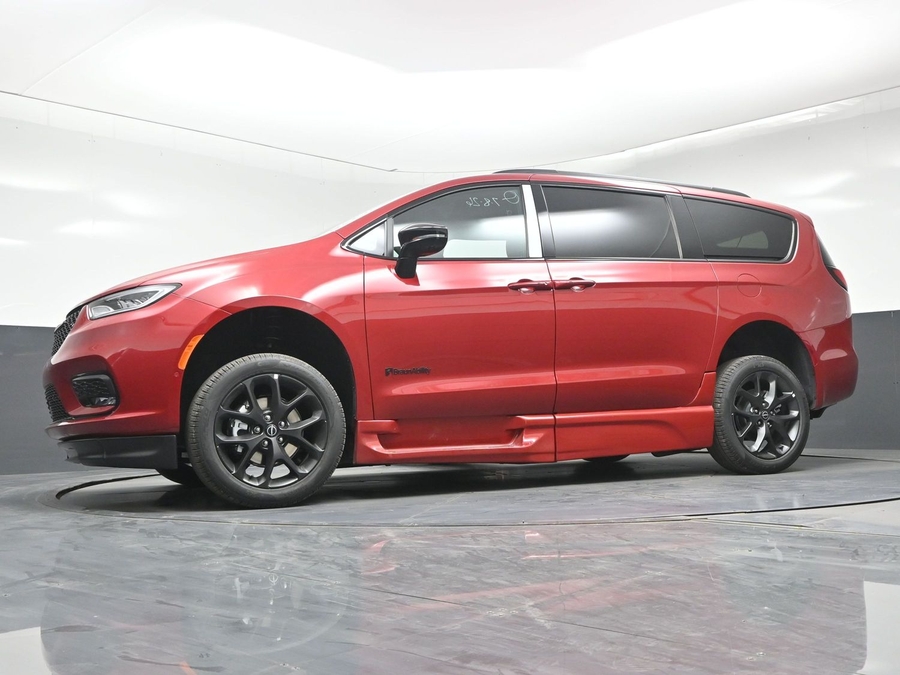 New 2026 Chrysler Pacifica Select Sport - BraunAbility Side Entry Fold Out Automatic Ramp