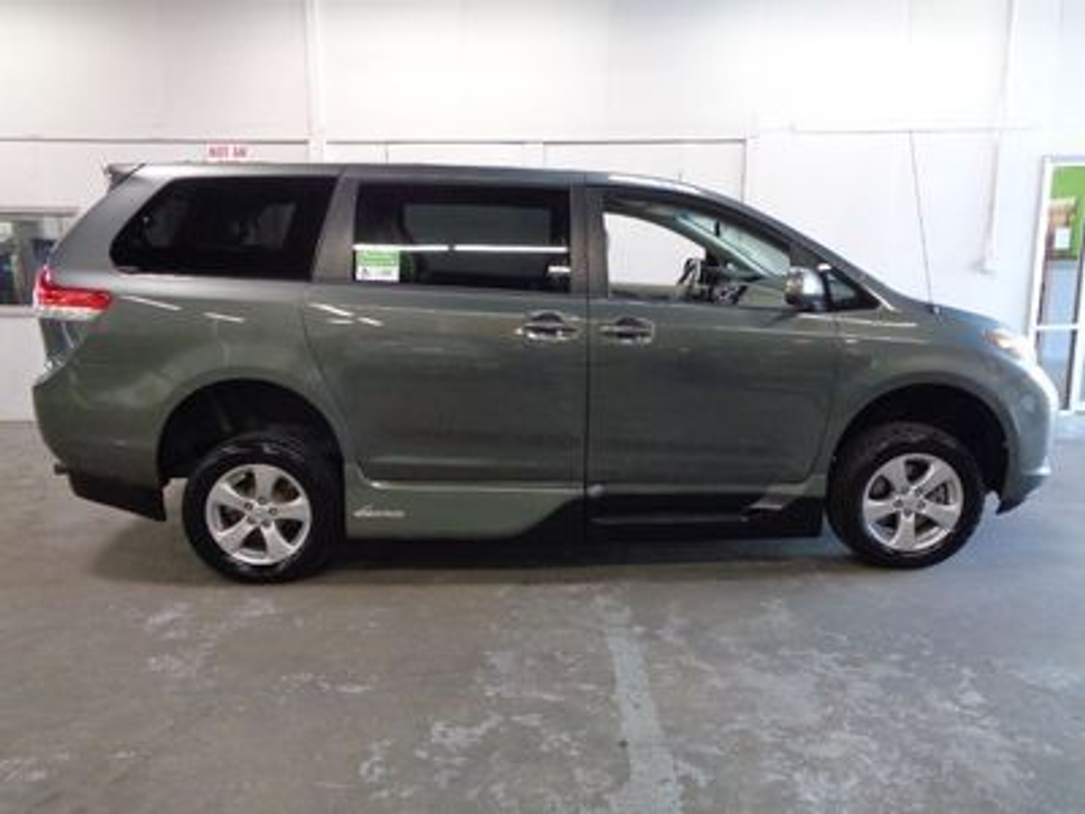 2014 TOYOTA SIENNA - Image 12