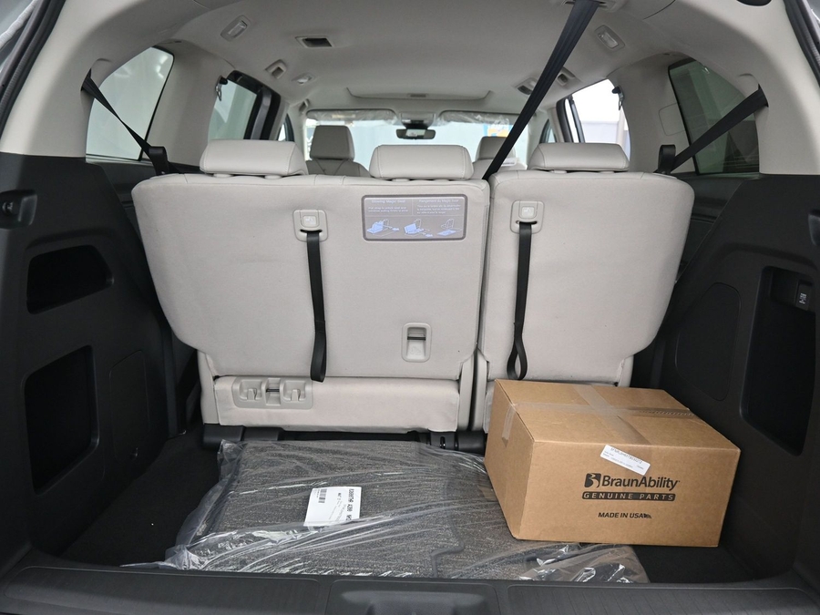 Silver Honda Odyssey image number 11