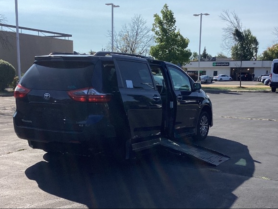 2020 Toyota Sienna XLE - Photo 17