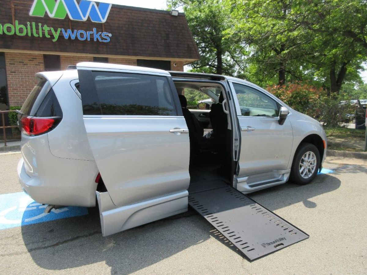 Silver Chrysler Voyager image number 2