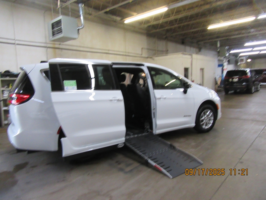 2027 Chrysler Pacifica Select - Photo 23