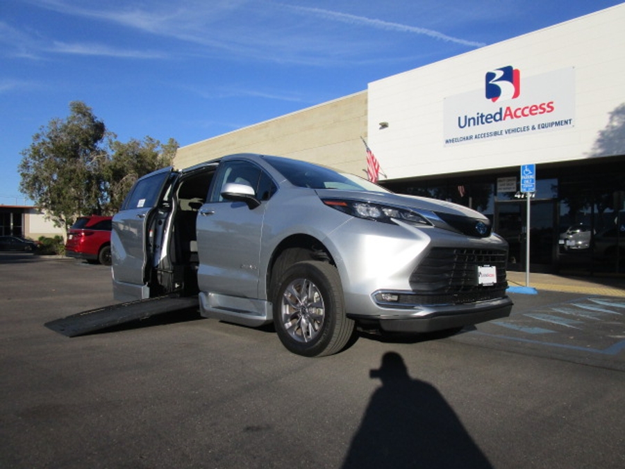 Used 2024 Toyota Sienna Hybrid XLE Base - BraunAbility Side Entry Entry Fold Out Automatic Ramp