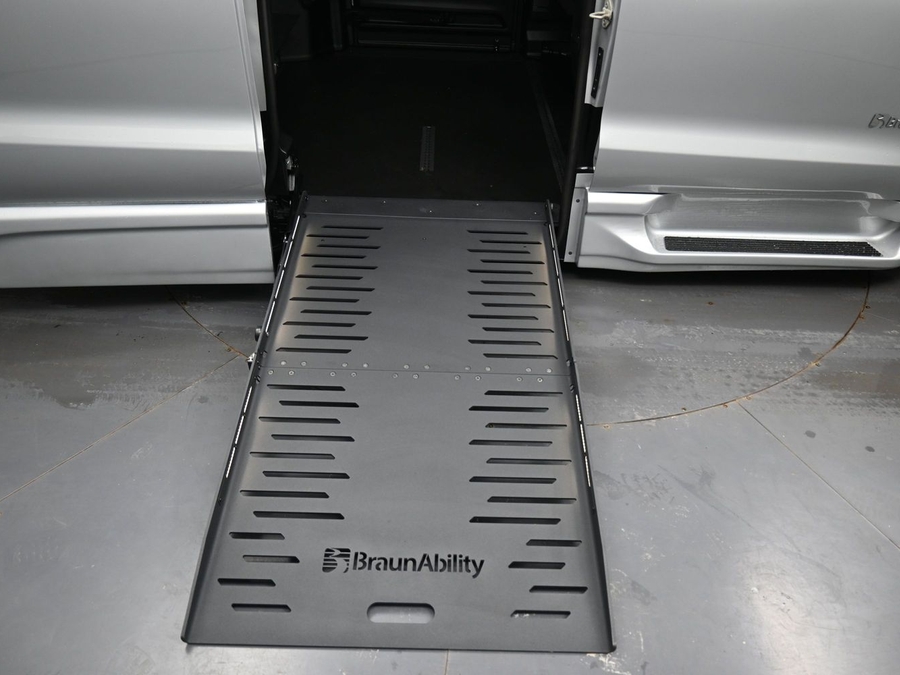 New 2026 Chrysler Pacifica Select Safety - BraunAbility Side Entry Entry Fold Out Automatic Ramp