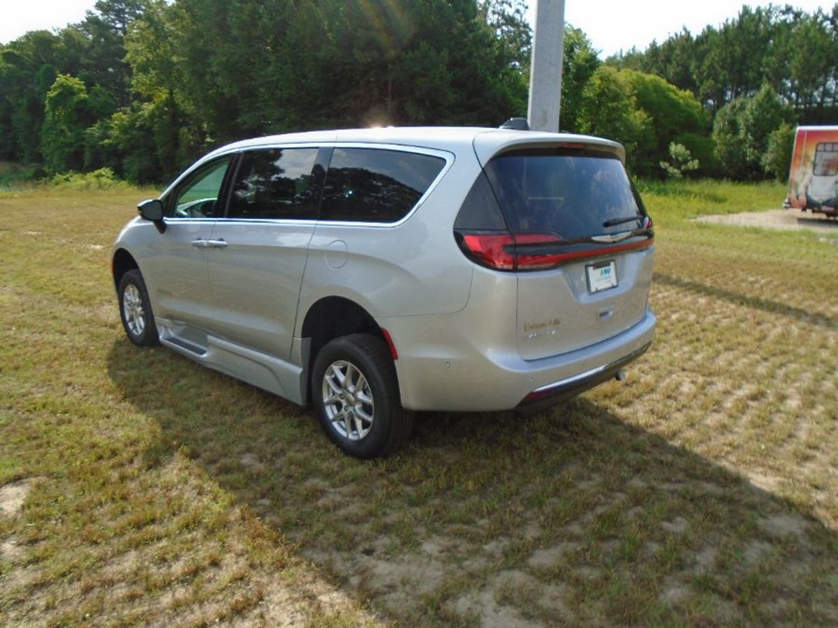 Silver Chrysler Pacifica image number 23