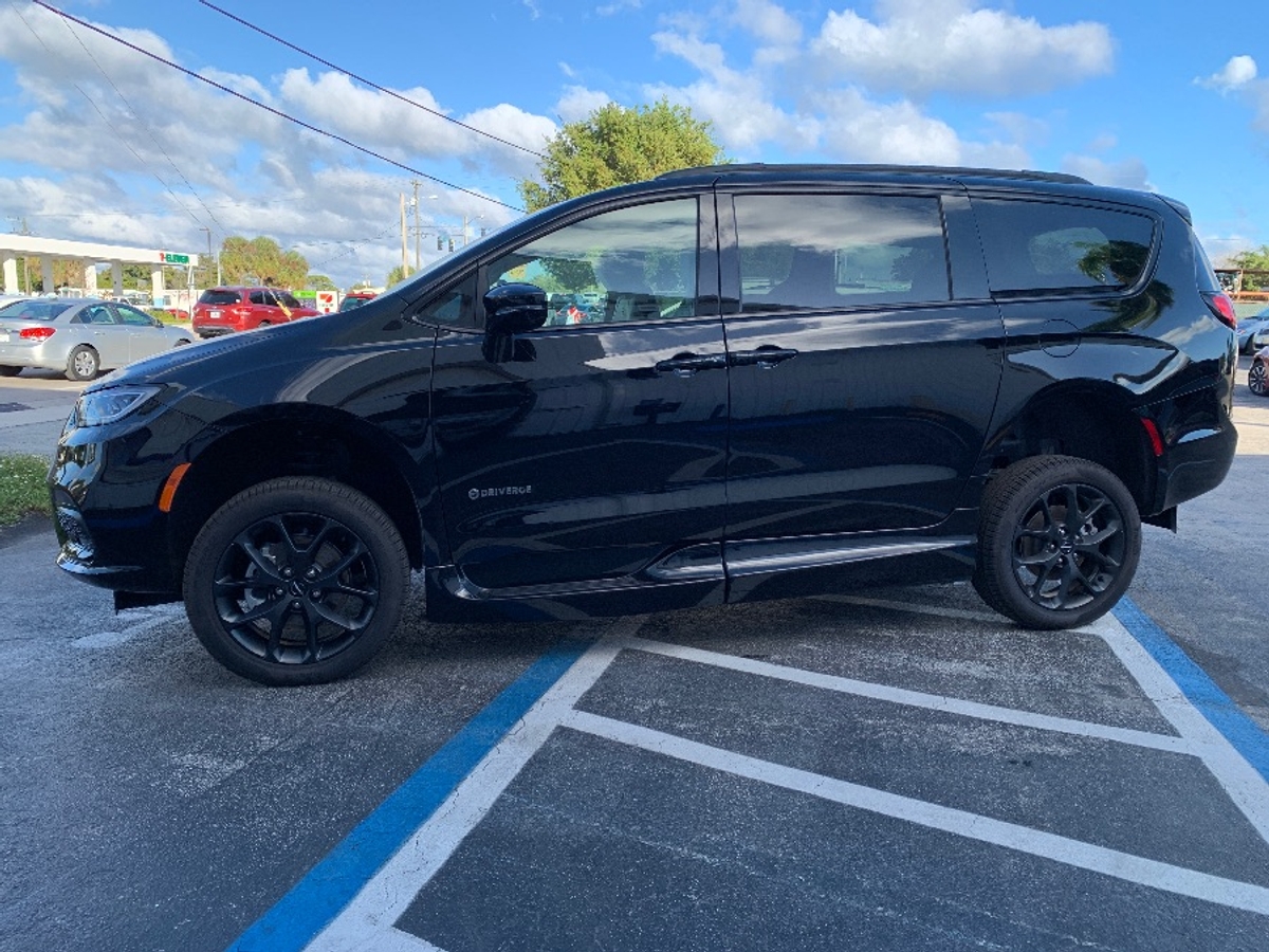 Black Chrysler Pacifica image number 4