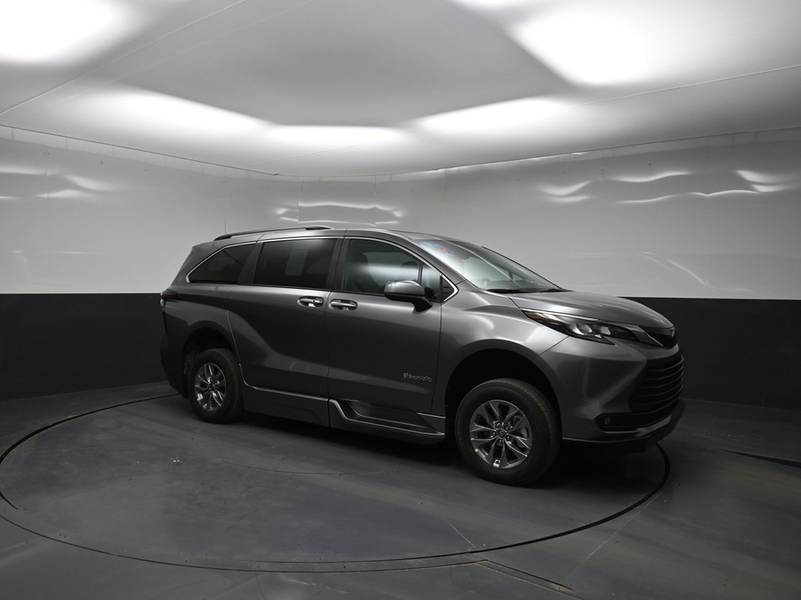 Grey Toyota Sienna image number 14