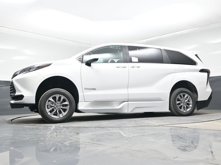 New 2025 Toyota Sienna Hybrid LE - BraunAbility Side Entry Entry Fold Out Automatic Ramp