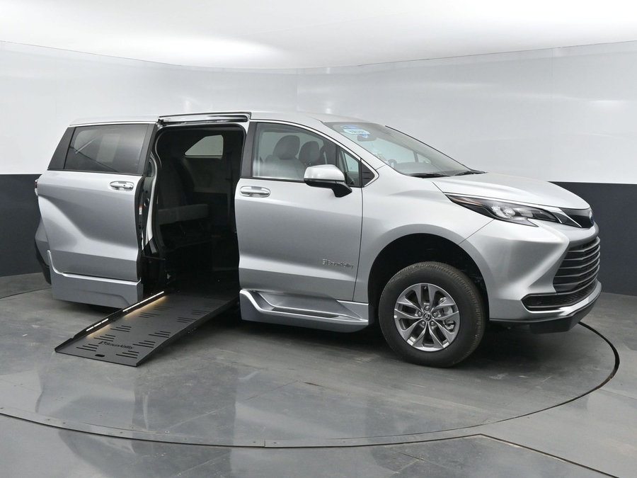 New 2025 Toyota Sienna Hybrid LE - BraunAbility Side Entry Entry Fold Out Automatic Ramp