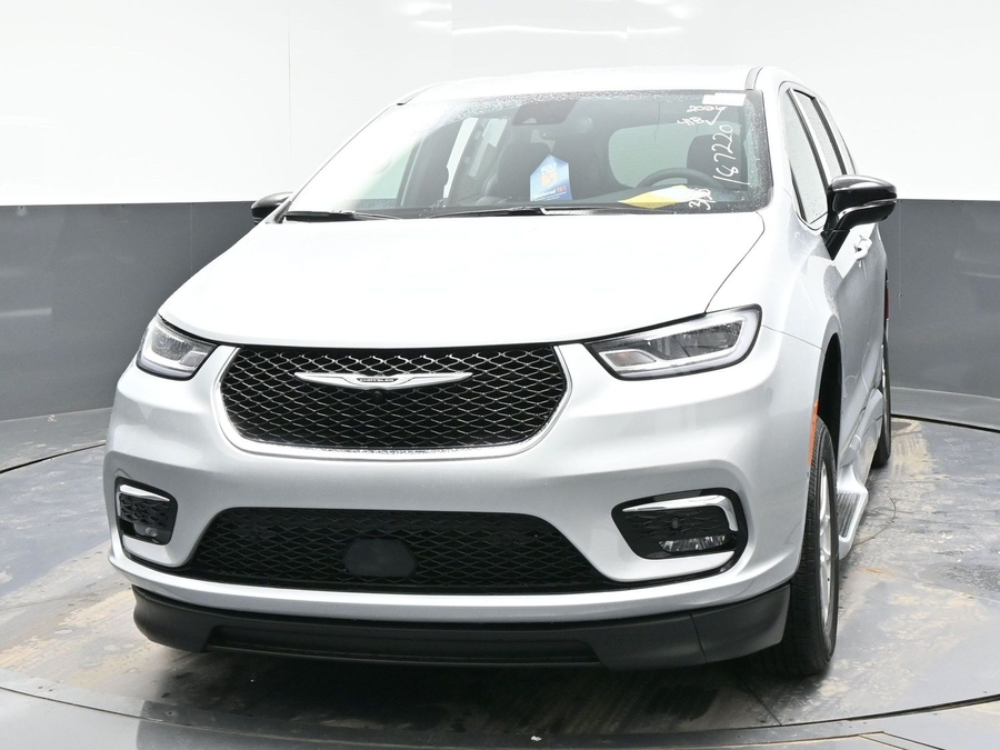 Silver Chrysler Pacifica image number 21