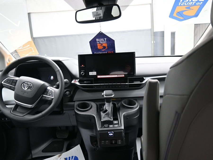 Grey Toyota Sienna image number 12