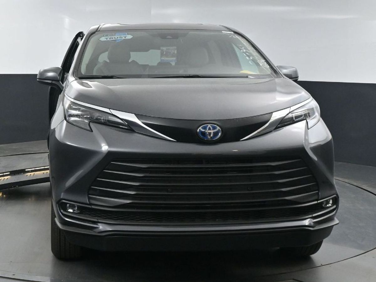 2025 TOYOTA SIENNA - Image 2