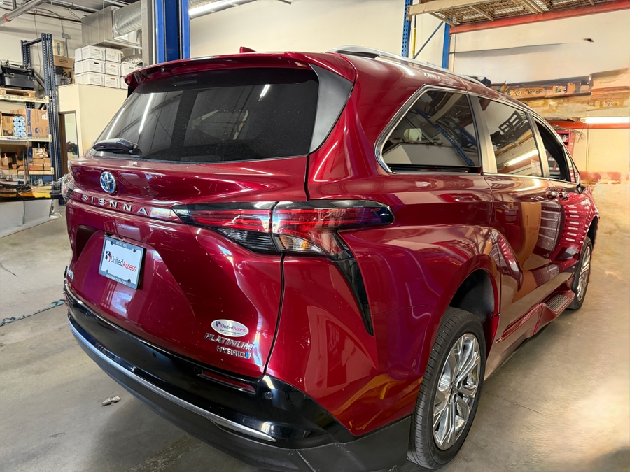 Used 2022 Toyota Sienna Hybrid Platinum - BraunAbility Side Entry Entry In Floor Automatic Ramp