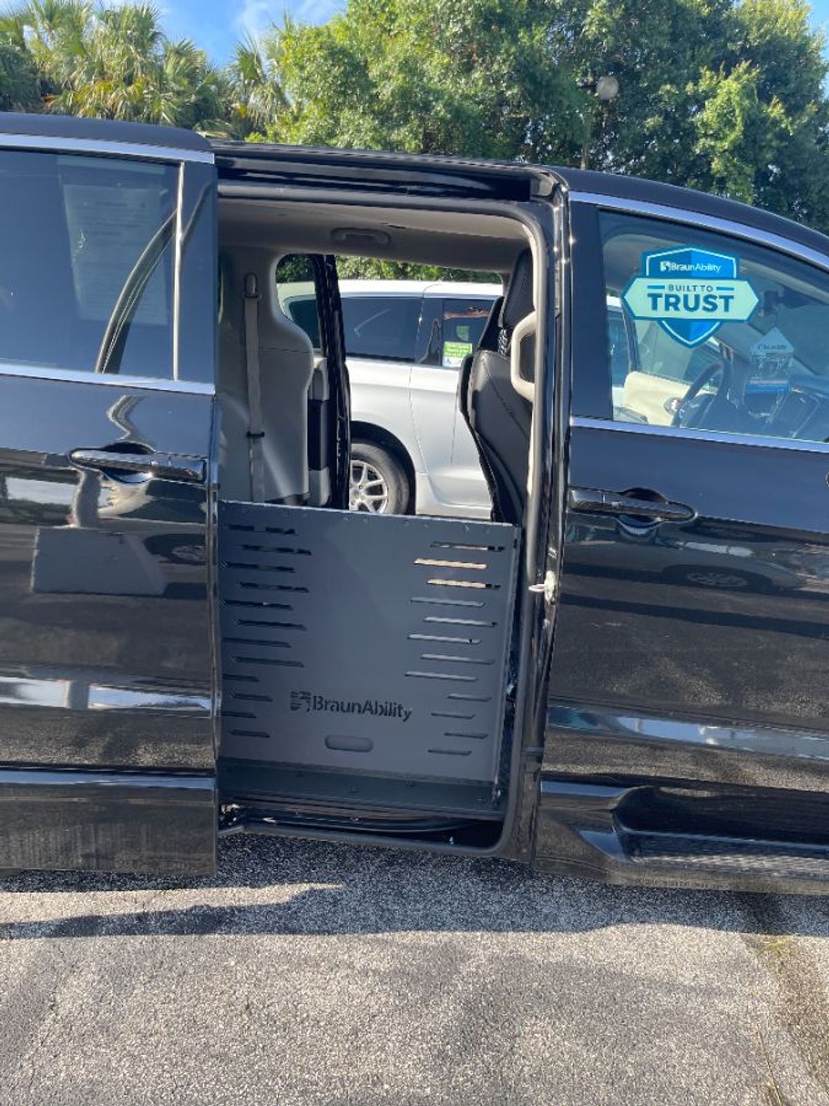 Black Chrysler Pacifica image number 6