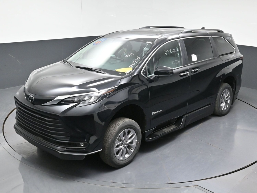 New 2026 Toyota Sienna Hybrid XLE Add - BraunAbility Side Entry Fold Out Automatic Ramp