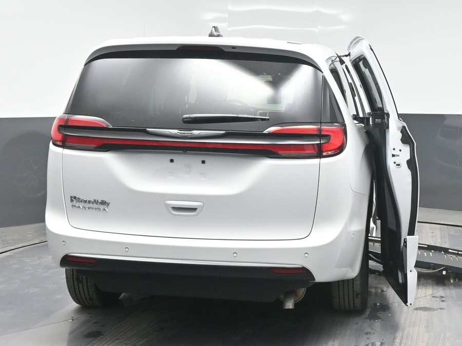 New 2025 Chrysler Pacifica Select Safety - BraunAbility Side Entry Entry Fold Out Automatic Ramp