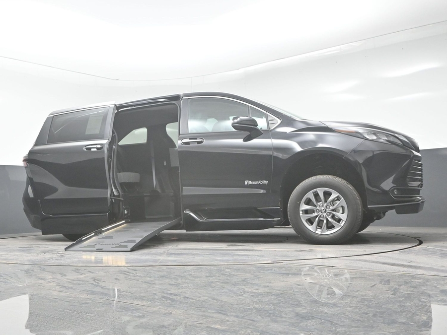 New 2025 Toyota Sienna Hybrid XLE Base - BraunAbility Side Entry Entry Fold Out Automatic Ramp